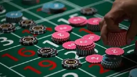 Tim dukungan pelanggan totalpetir siap membantu melalui live chat dan email